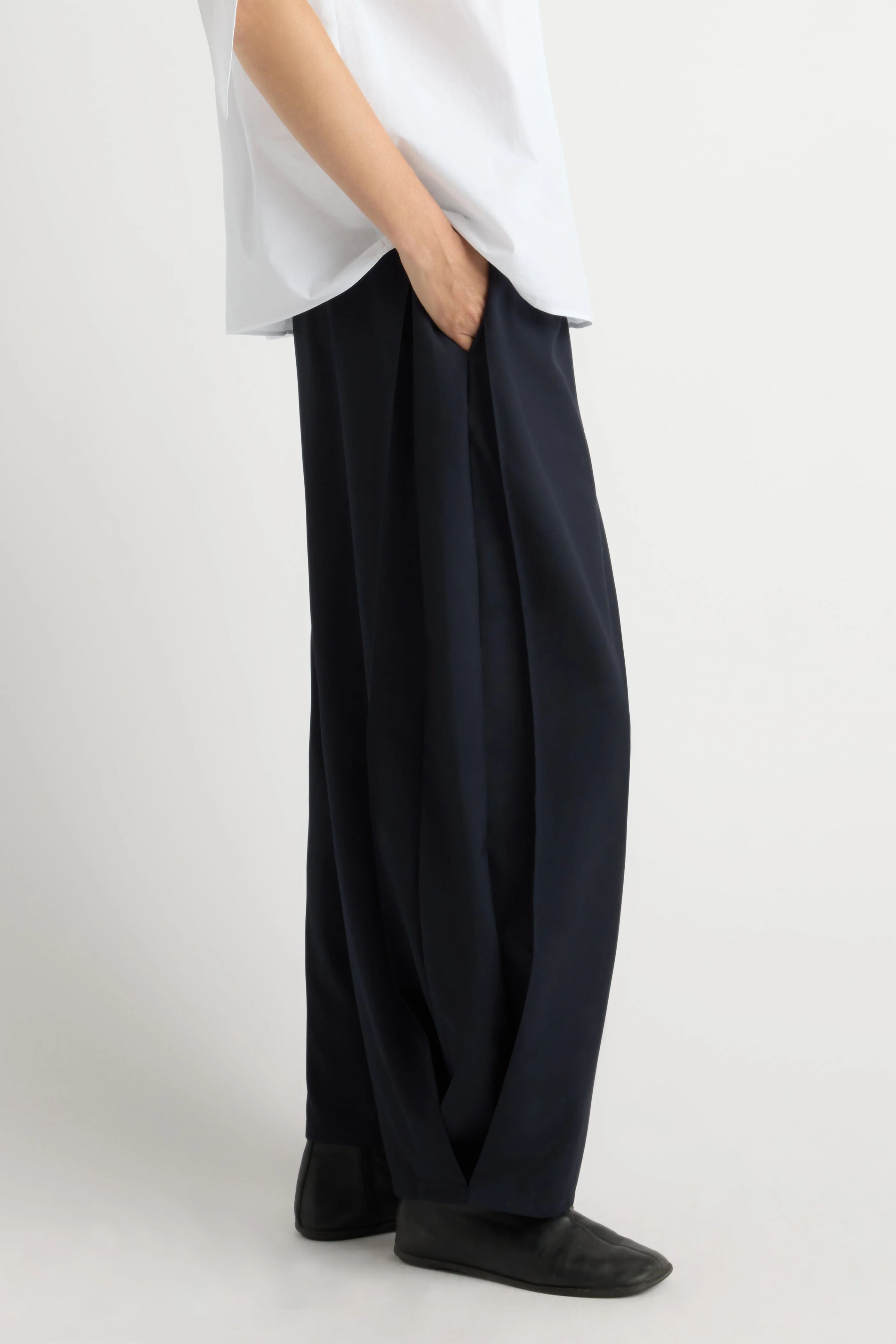 Anaya Side-Pleat Barrel Pant - Image 3